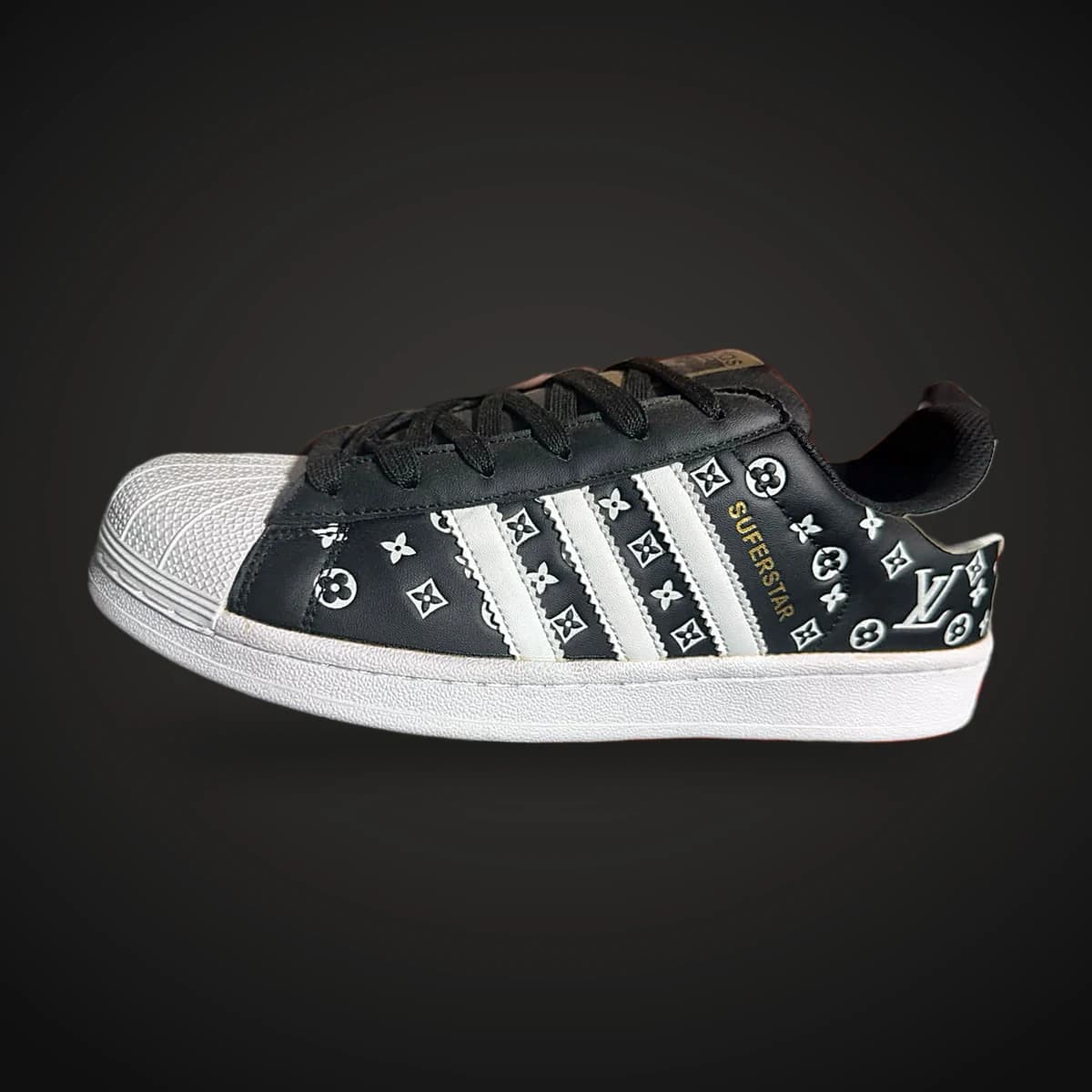 Clásico punta de concha negro estampado