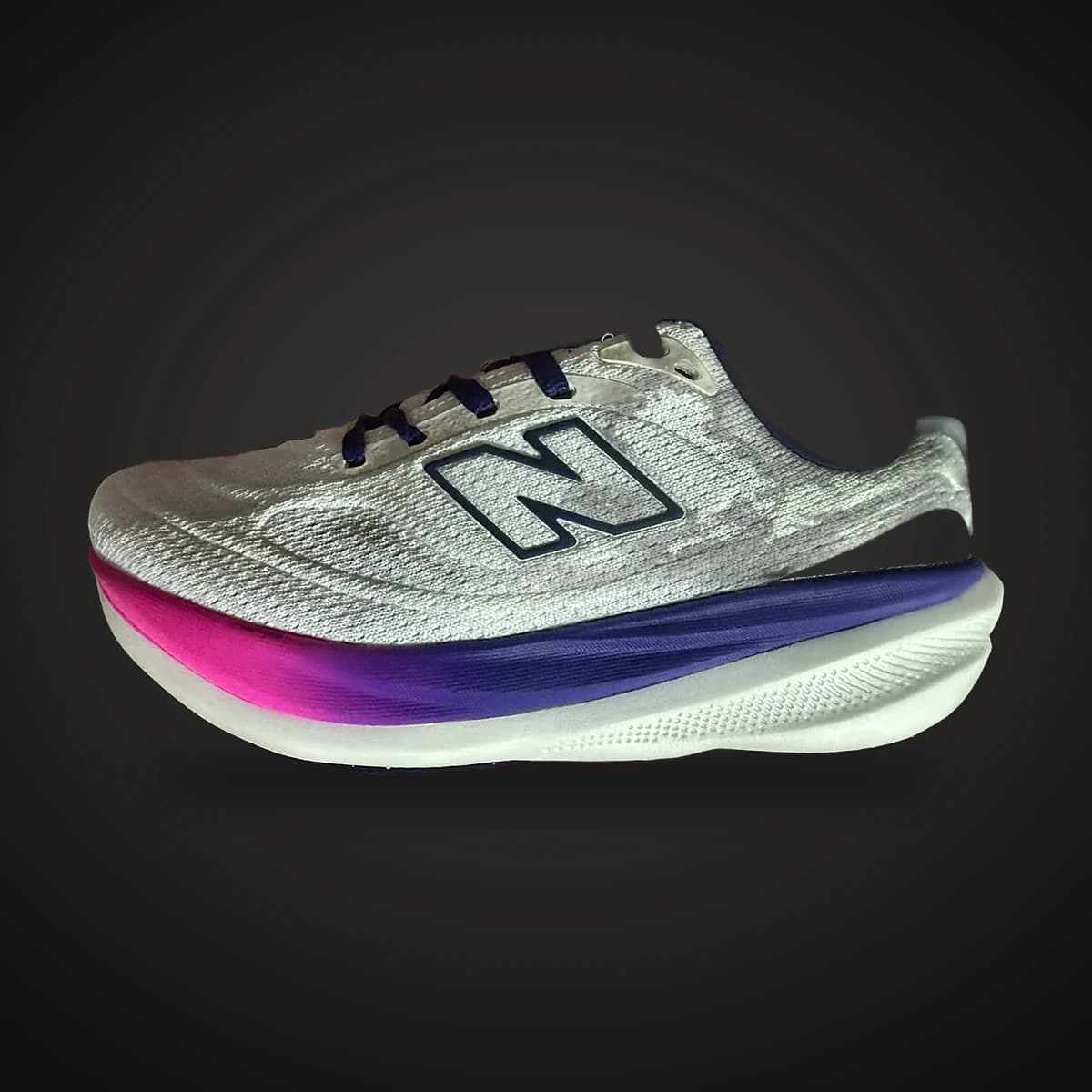 Running acolchado blanco y morado