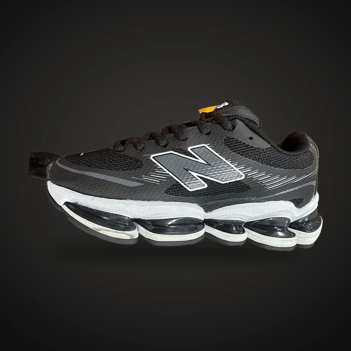Running acolchado negro y blanco