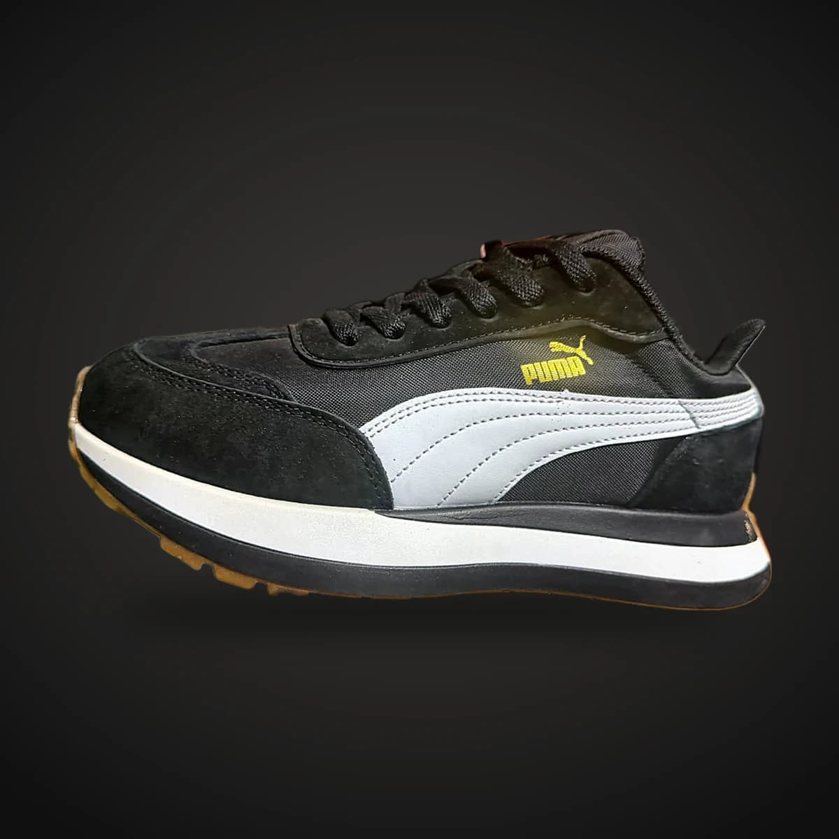 Running retro negro y blanco