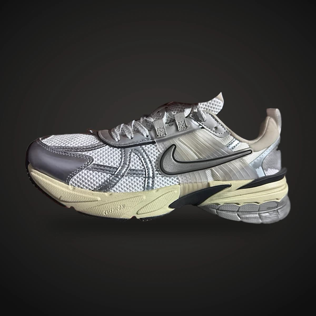 Running retro plata y beige