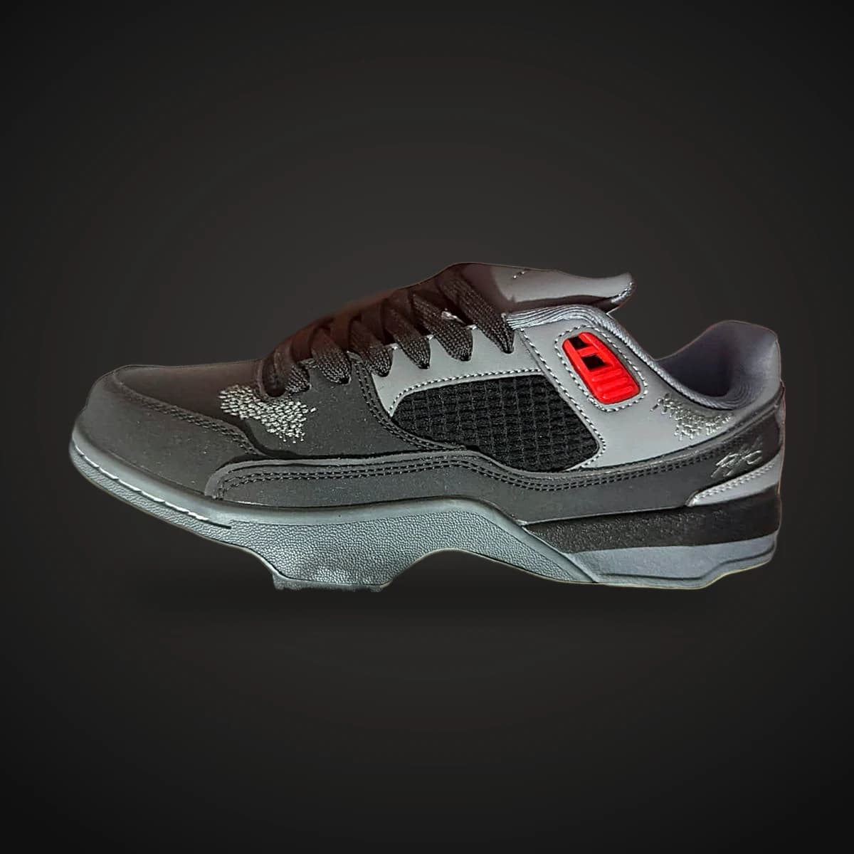 Skate gris y negro con detalle rojo