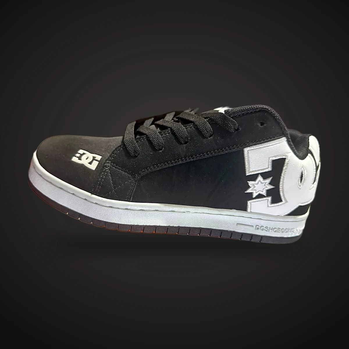 Skate negro con logo blanco