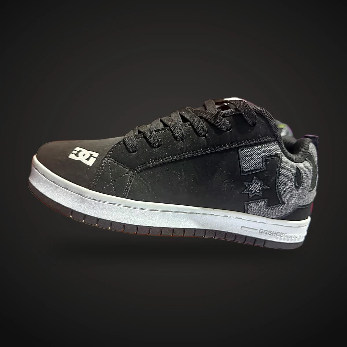 Skate negro con logo gris