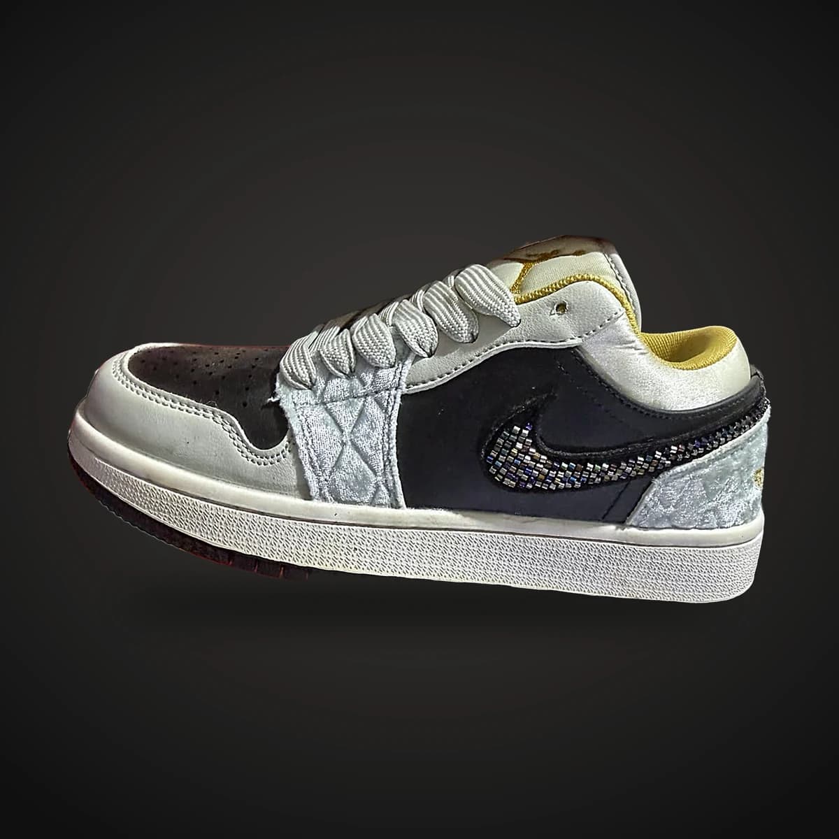 Sneaker bajo gris y negro con brillantes