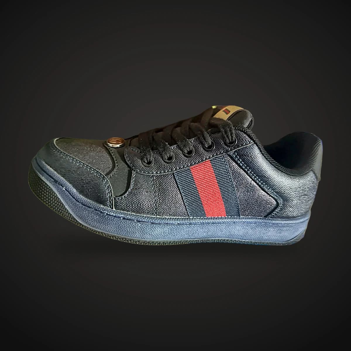 Sneaker clásico azul con franja tricolor