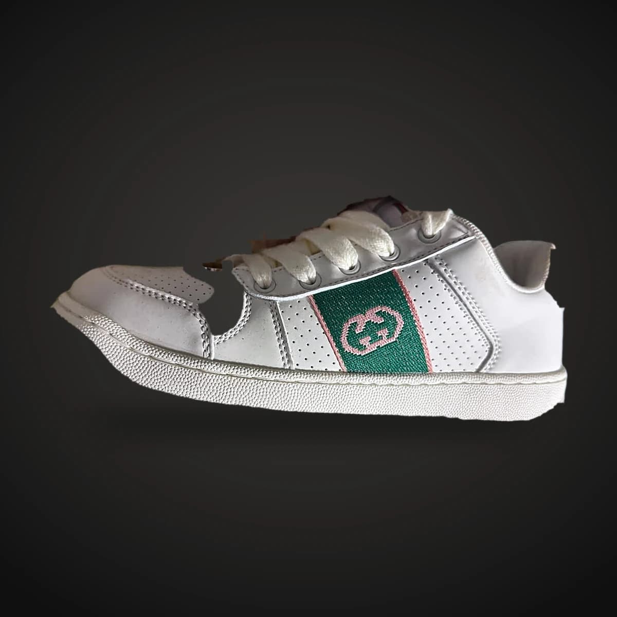 Sneaker clásico blanco con franja verde