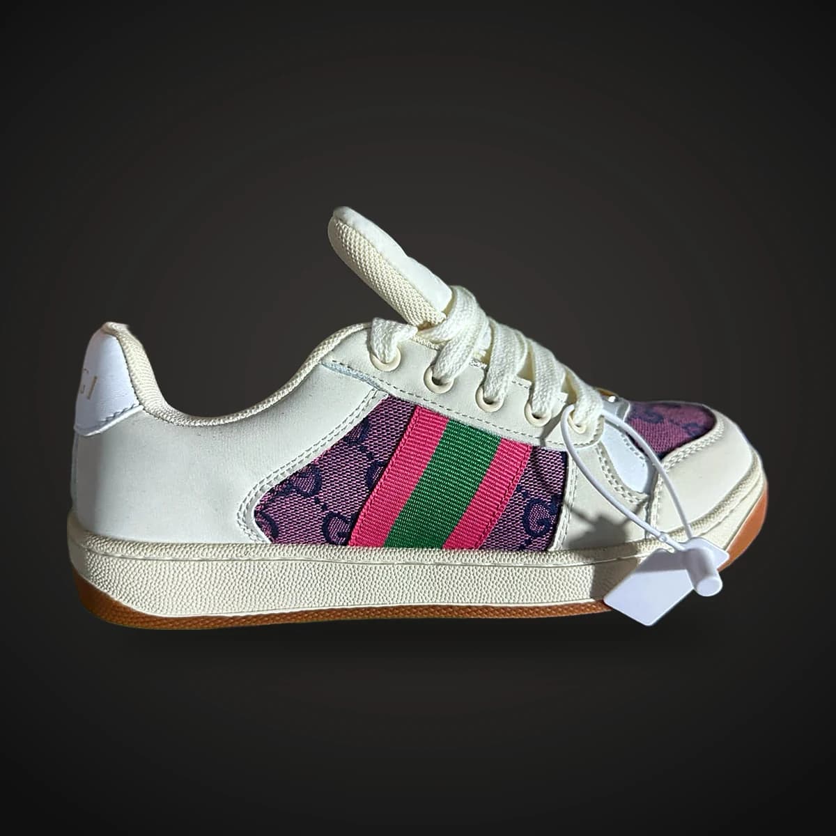 Sneaker clásico blanco con franja y monograma