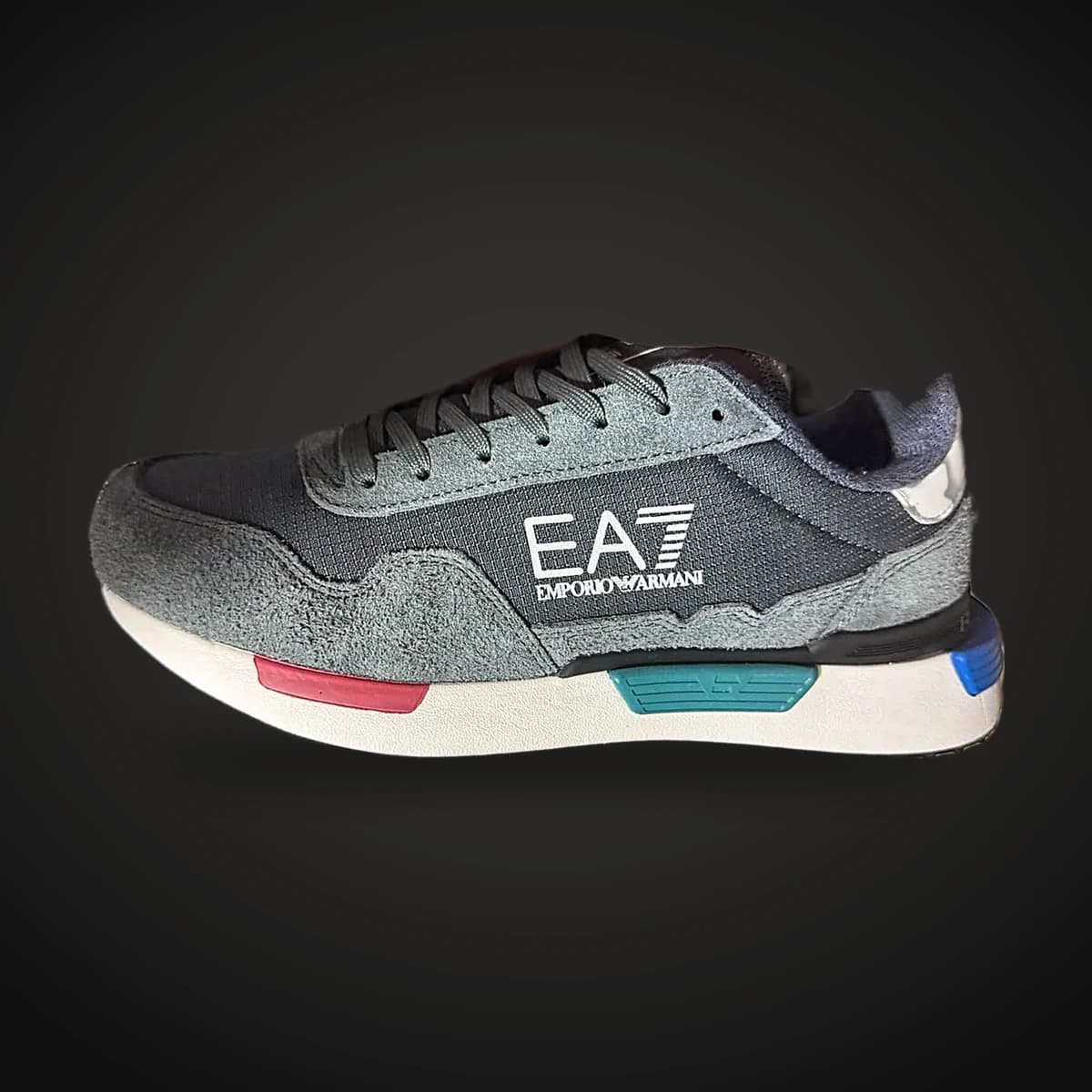 Sneaker deportivo gris con detalles de color
