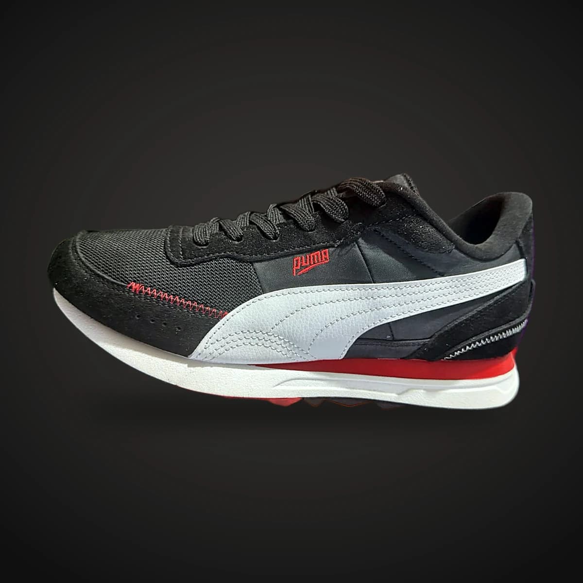 Sneaker retro negro con suela roja