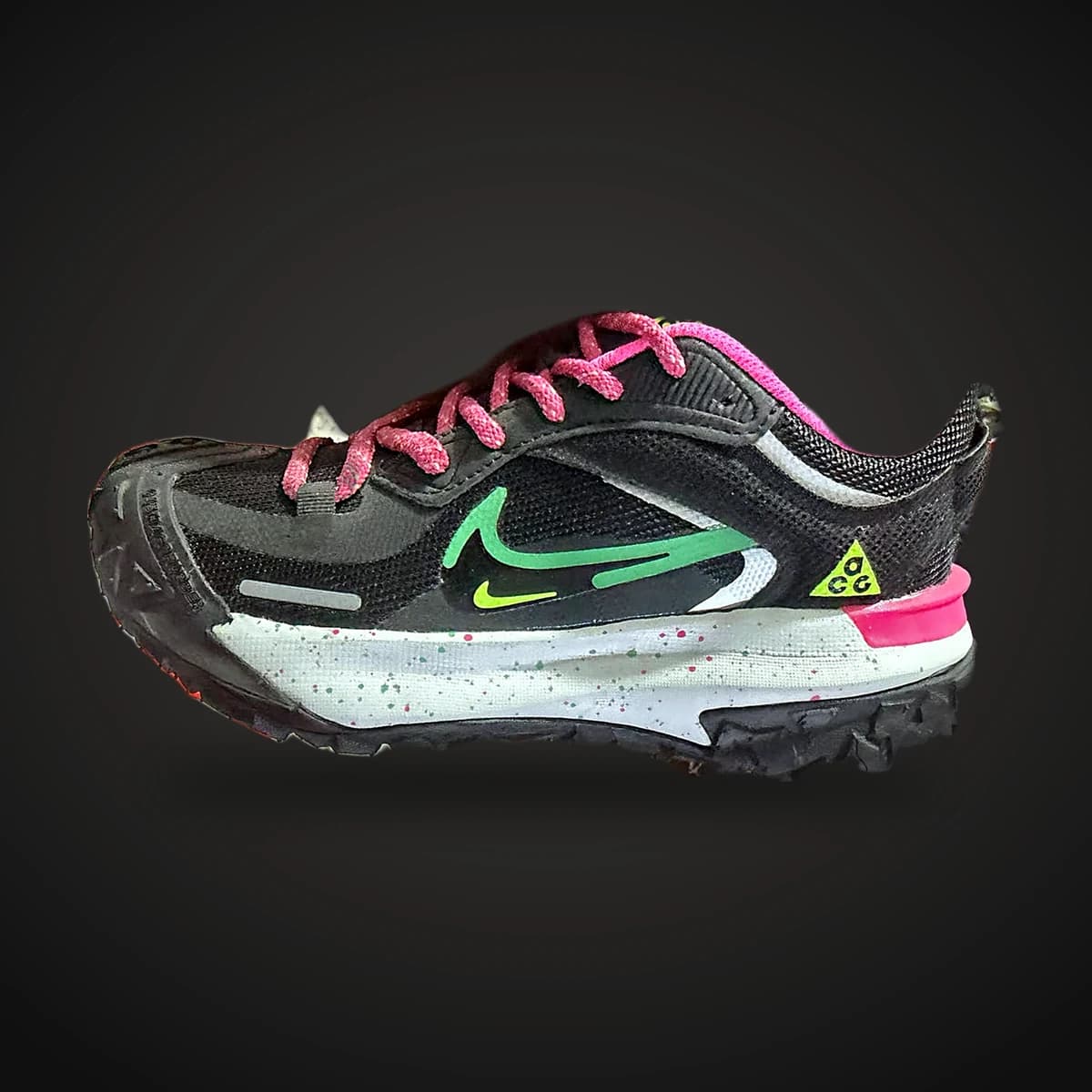Trail negro con cordones rosados