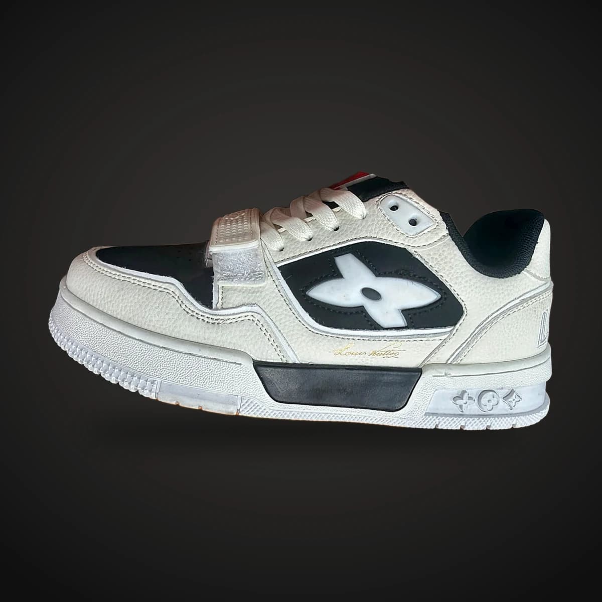 Trainer bajo blanco y negro