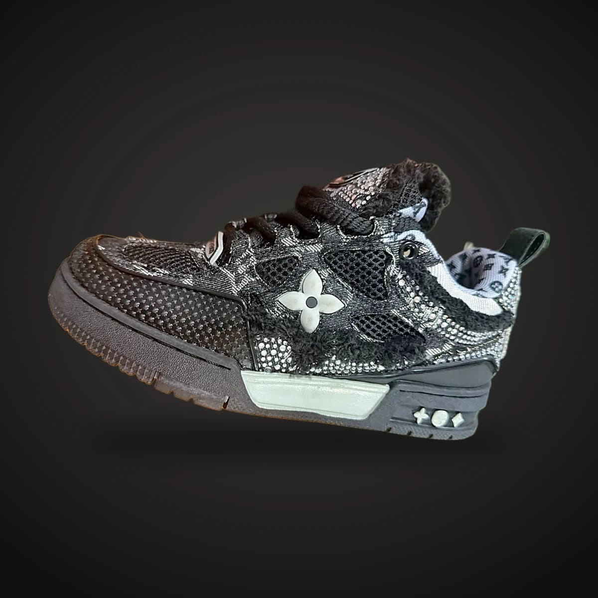 Trainer bajo negro con textura gris