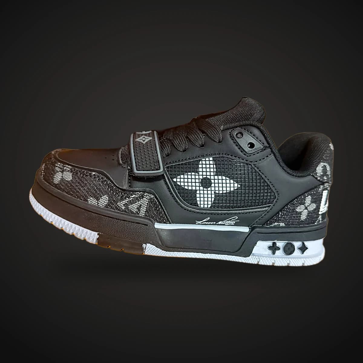 Trainer bajo negro con velcro